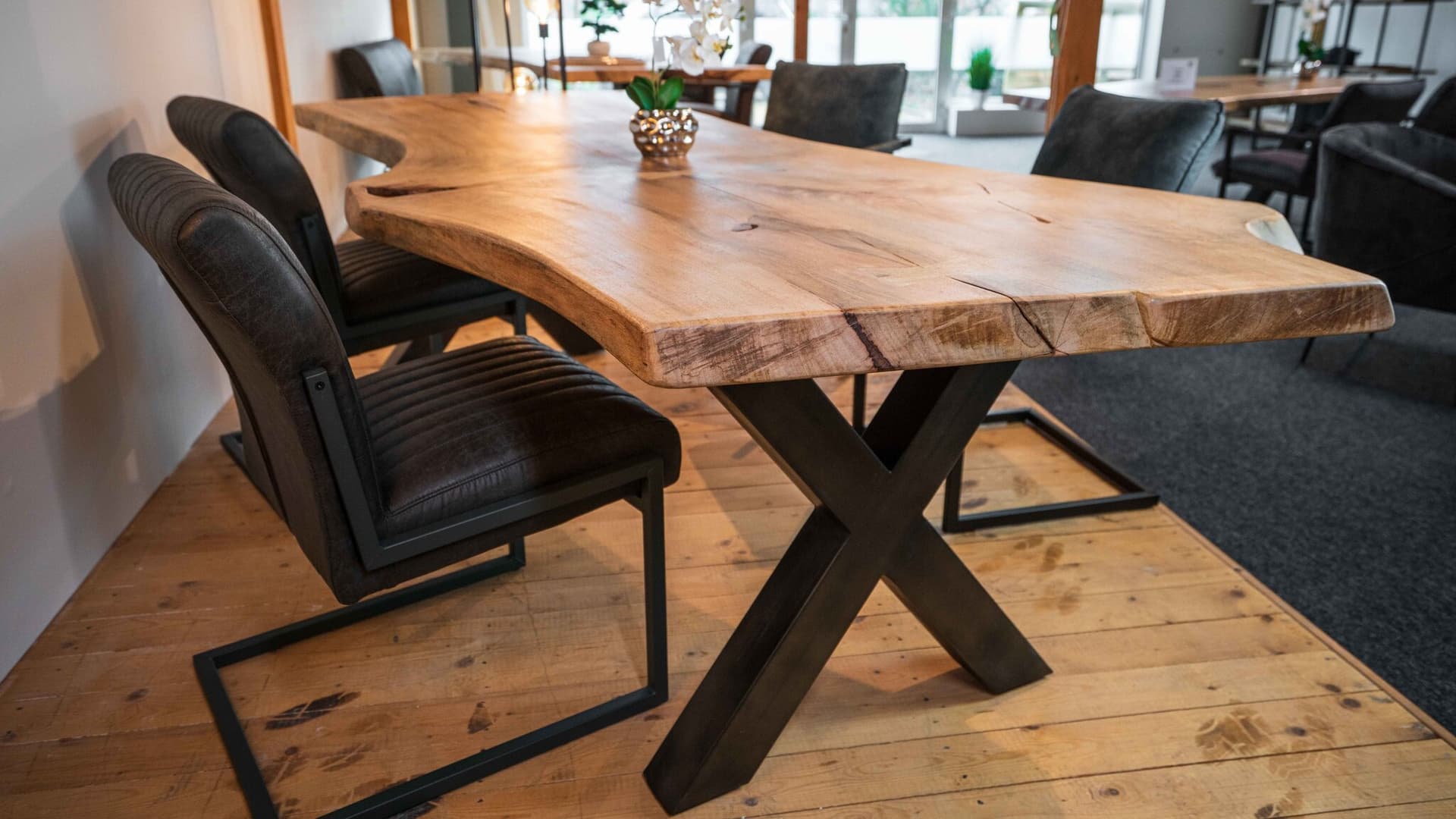 Tisch Baumstamm: Natur trifft Design – Ein Blick auf die schönsten Baumstammtische