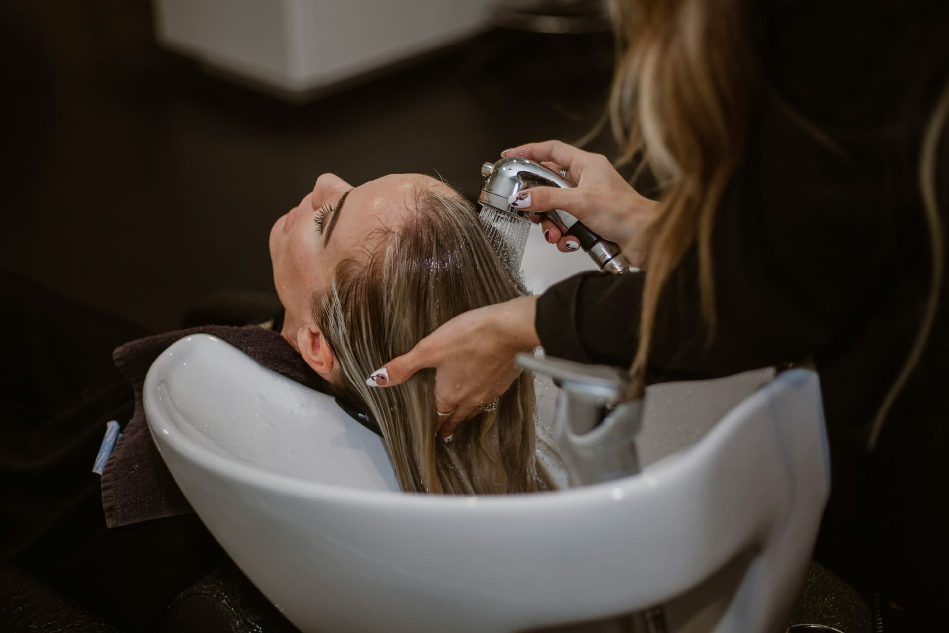 Friseur Waschbecken mit Massage: Verwöhnprogramm für Ihre Kunden