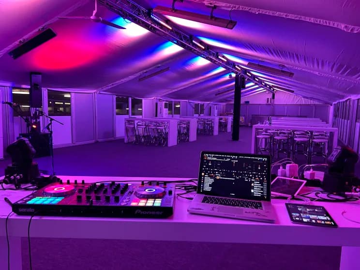 Unvergessliche Momente: Warum ein Hochzeits-DJ für Ihre Hochzeit unverzichtbar ist