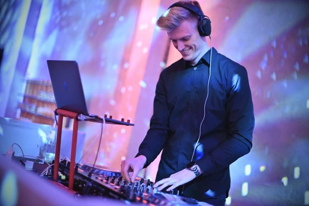 Feiern Sie die Liebe mit unseren Hochzeits-DJ-Diensten