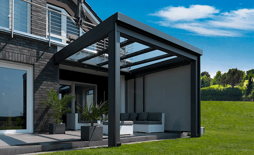 Wie eine Terrassenüberdachung den gesamten Außenbereich komfortabel gestaltet