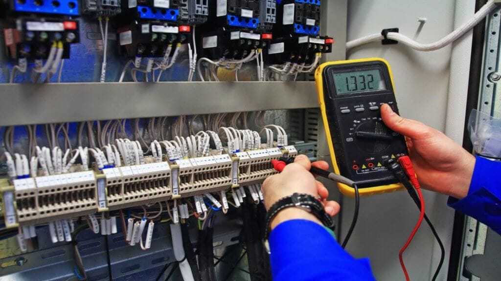Prüfung elektrischer Anlagen: So vermeiden Sie teure Betriebsausfälle