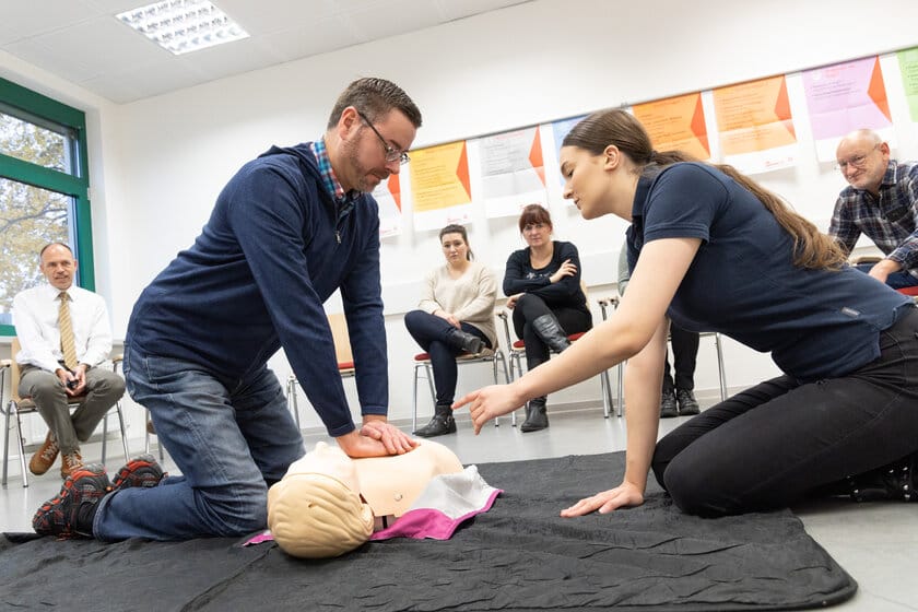 Betrieblicher Ersthelfer Kurs München für Friseure: Gewährleistung der Kundensicherheit