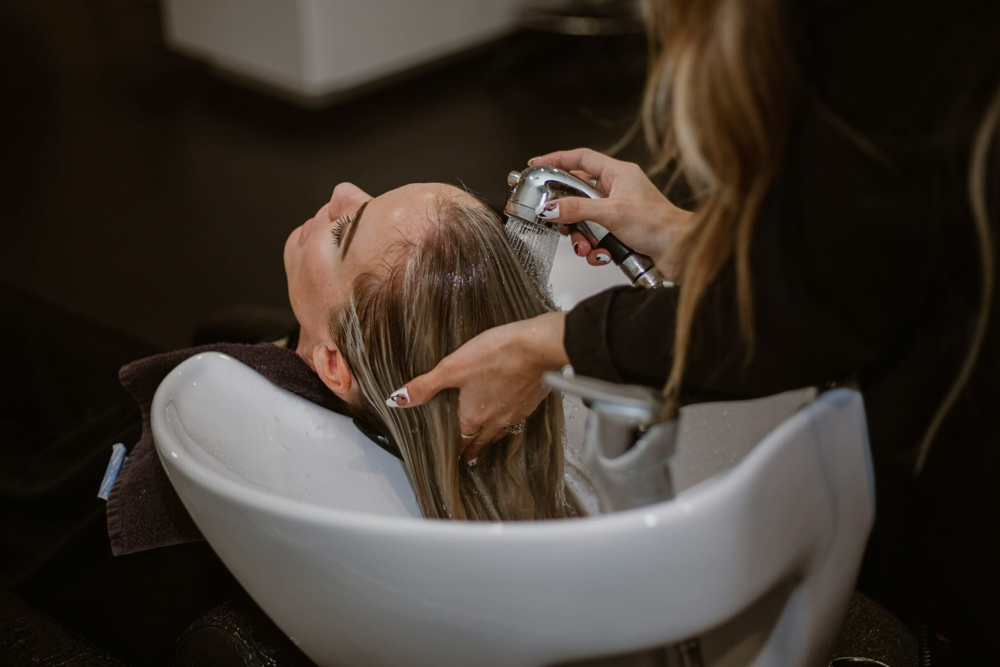 Friseur Waschbecken mit Massage: Verwöhnprogramm für Ihre Kunden