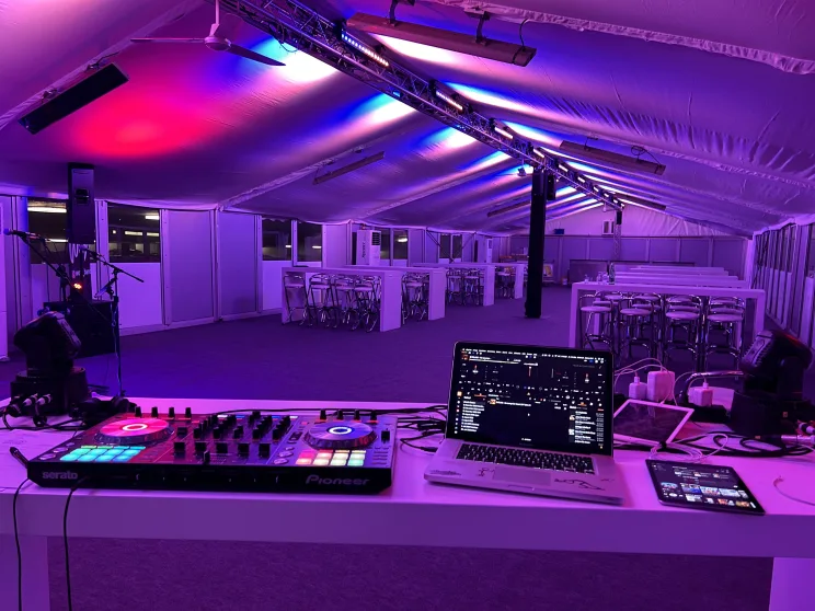 Unvergessliche Momente: Warum ein Hochzeits-DJ für Ihre Hochzeit unverzichtbar ist